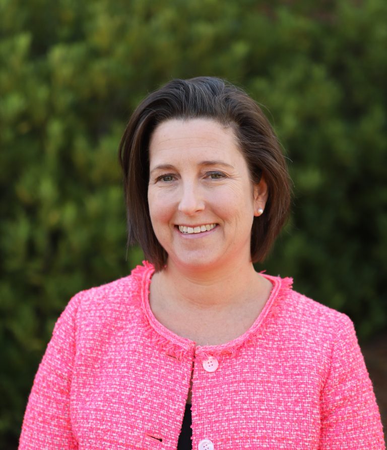 Carolyn Arnold's headshot.