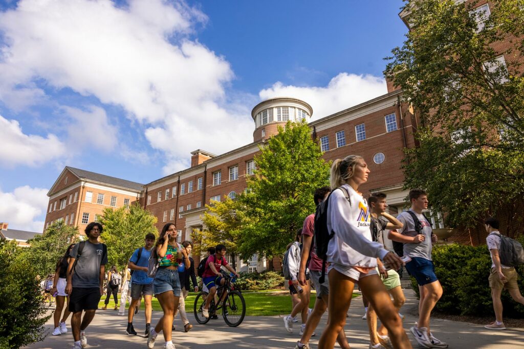 A bunch of students walking on campus.
